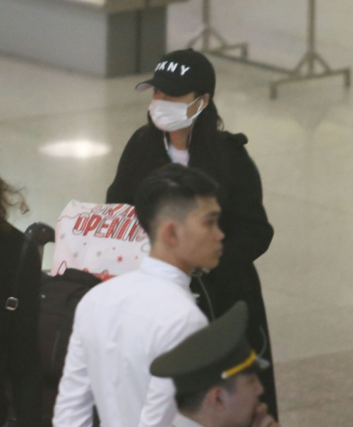 Nhã Phương vừa về nước sau chuyến lưu diễn cùng Trường Giang.