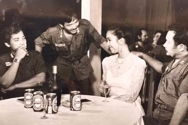 Thương Tín (ngoài cùng bên trái) rất đa tình, phong lưu nên được Diễm My yêu thích.