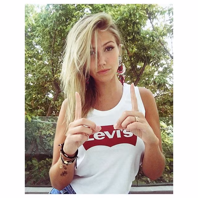 Theo The Sun, người đẹp gặp tiền vệ Carrasco lần đầu tiên tại một quán bar ở thành phố Liege nhưng họ không biết thông tin về nhau. Hoa hậu 9X không hay biết Carrasco là cầu thủ và anh này cũng không biết cô là người mẫu. Sau khi trò chuyện, họ mới bắt đầu làm quen và sau đó kết bạn qua Facebook.