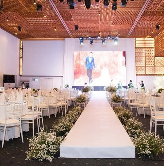 Không gian cưới với lễ đường được trải hoa hai bên lối đi chính. Màu trắng chủ đạo với cách sắp xếp gọn gàng, thuận tiện cho việc di chuyển của khách mời và chủ nhân bữa tiệc.