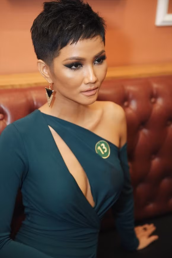 Vết bẩn lộ khá rõ trong từng bức hình.