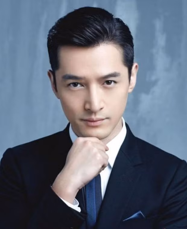 Hồ Ca bị cư dân mạng nghi ngờ là kẻ thứ ba trong mối quan hệ tình cảm giữa Nghê Ni vàTỉnh Bách Nhiên.