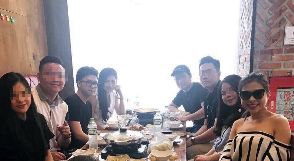 Hồi tháng 11/2017, hình ảnh Tú Anh bên chồng chưa cưới được chia sẻ trên mạng xã hội. Bạn thân Tú Anh chia sẻ người đẹp 25 tuổi chính thức hẹn hò với Gia Lộc từ tháng 10/2017. Ảnh: FB.