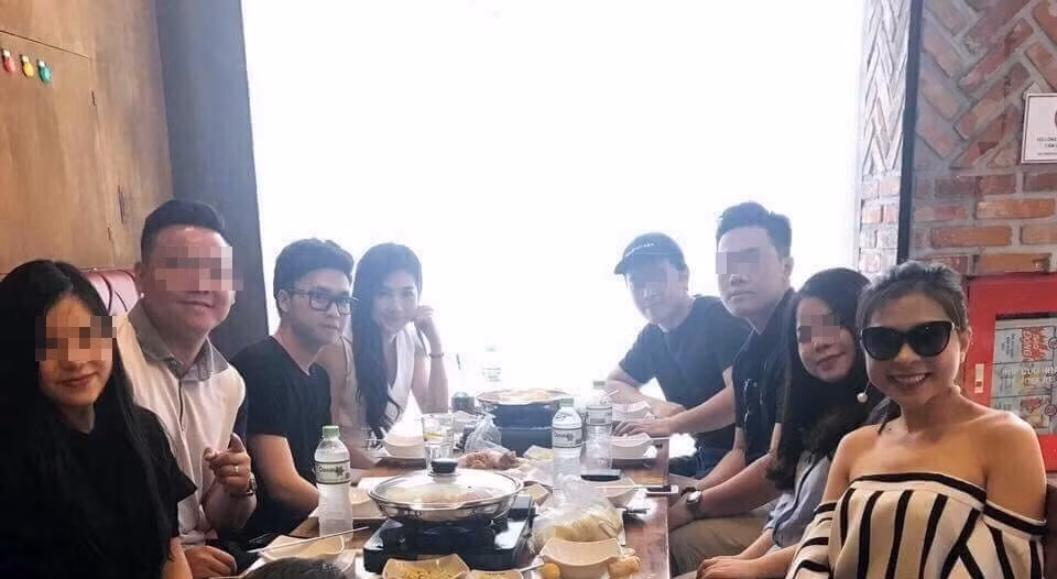 Hồi tháng 11/2017, hình ảnh Tú Anh bên chồng chưa cưới được chia sẻ trên mạng xã hội. Bạn thân Tú Anh chia sẻ người đẹp 25 tuổi chính thức hẹn hò với Gia Lộc từ tháng 10/2017. Ảnh: FB.