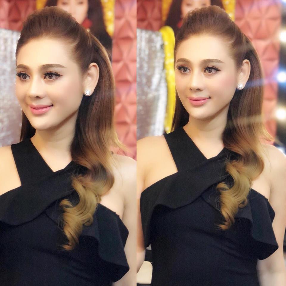 Trước đó, bố mẹ của nữ ca sĩ khiến cộng đồng ngỡ ngàng khi tặng của hồi môn cho con gái trong ngày trọng đại cuộc đời. Bố mẹ ca sĩ tặng cô biệt thự ba tầng cỡ 7 tỷ tại quận 4, TP HCM. Ngoài ra, gia đình giúp cô 500 triệu đồng tiền mặt để lo đám cưới.