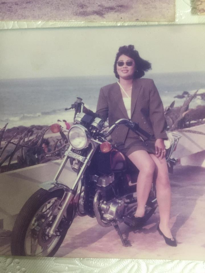 Lâm Khánh Chi cũng ngỏ ý hỏi fan đánh giá vẻ ngoài của cô có giống bố mẹ không liền nhận được những phản hồi tích cực từ phía cộng đồng mạng và người hâm mộ. "Khánh Chi giống mẹ lắm"; "Chị Chi đẹp như mẹ vậy"; "Mẹ Lâm Khánh Chi hồi trẻ xinh thật đấy"...là những lời nhận xét fan gửi gắm đến nữ ca sĩ.