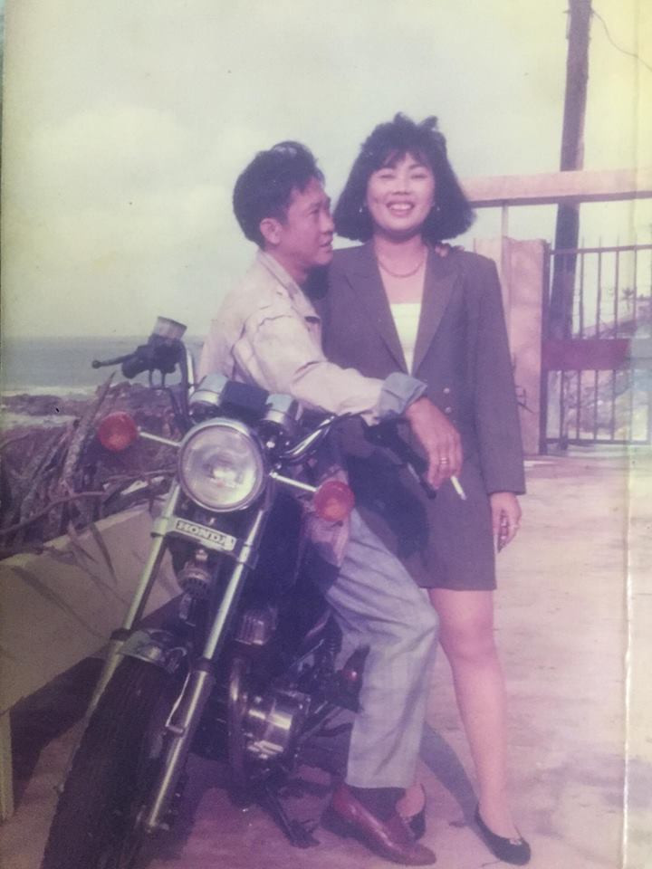 Đi kèm với những hình ảnh này, nữ ca sĩ viết: "Khoe hình ba mẹ của Khánh Chi lúc đó Khánh Chi khoảng hơn 10 tuổi... Giờ nhìn lại thời gian trôi nhanh ba mẹ mình đã già rồi... Thương lắm ba mẹ ơi!".