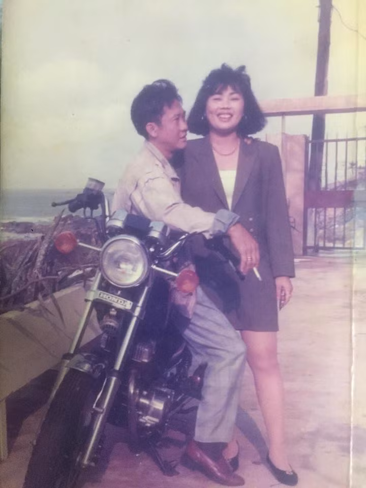 Đi kèm với những hình ảnh này, nữ ca sĩ viết: "Khoe hình ba mẹ của Khánh Chi lúc đó Khánh Chi khoảng hơn 10 tuổi... Giờ nhìn lại thời gian trôi nhanh ba mẹ mình đã già rồi... Thương lắm ba mẹ ơi!".