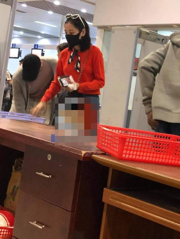 Qua hình ảnh có thể thấy cặp đôi bịt khẩu trang, đội mũ kín mít, tuy nhiên nhờ vóc dáng và kiểu tóc, fan vẫn dễ dàng nhận ra giọng ca "Cho ta gần hơn" cùng bạn trai tin đồn.