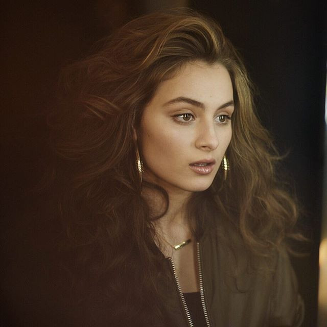 Lily Atkinson nhanh chóng thu hút được sự chú ý của truyền thông bởi ngoại hình xinh đẹp và nổi bật.