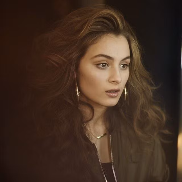 Lily Atkinson nhanh chóng thu hút được sự chú ý của truyền thông bởi ngoại hình xinh đẹp và nổi bật.