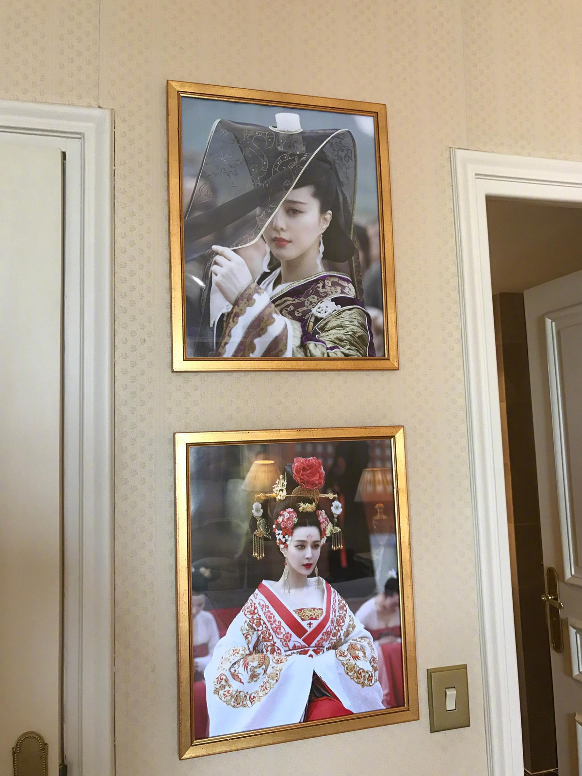 Nhiều hình ảnh ấn tượng của nữ diễn viên Trung Quốc được treo trên tường, khiến fan nước tỷ dân ngưỡng mộ và tự hào.