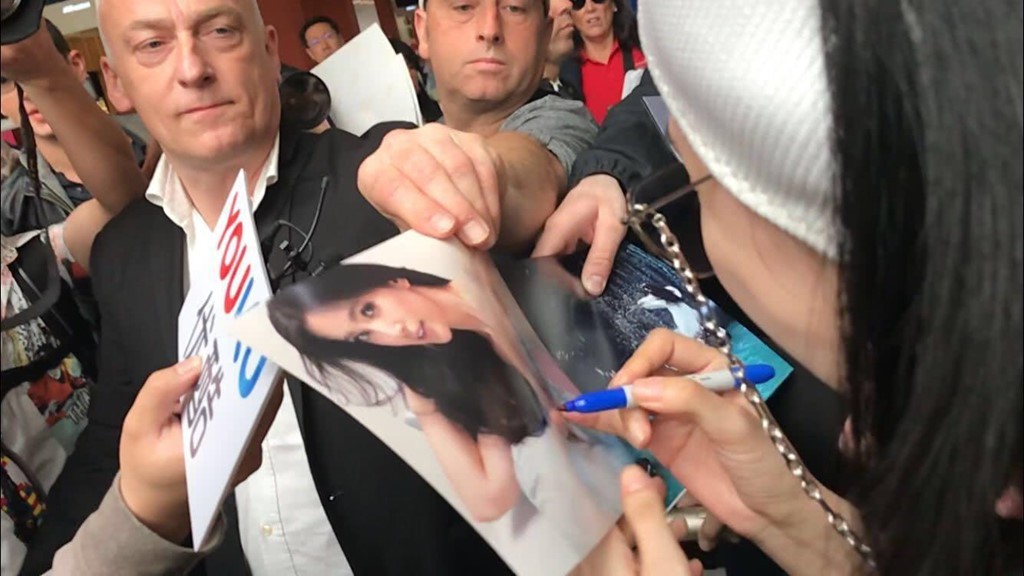 Ban đầu, do không chú ý nên Phạm Băng Băng đã suýt chút nữa ký tên lên ảnh của người đồng nghiệp, tuy nhiên, cô nhanh chóng nhận ra điều bất thường và khéo léo từ chối.