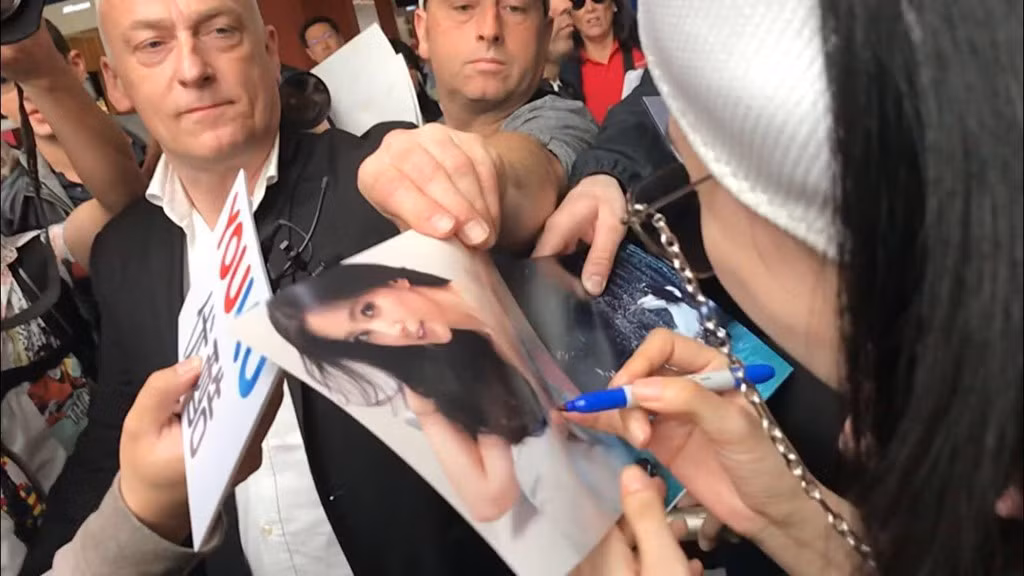 Ban đầu, do không chú ý nên Phạm Băng Băng đã suýt chút nữa ký tên lên ảnh của người đồng nghiệp, tuy nhiên, cô nhanh chóng nhận ra điều bất thường và khéo léo từ chối.