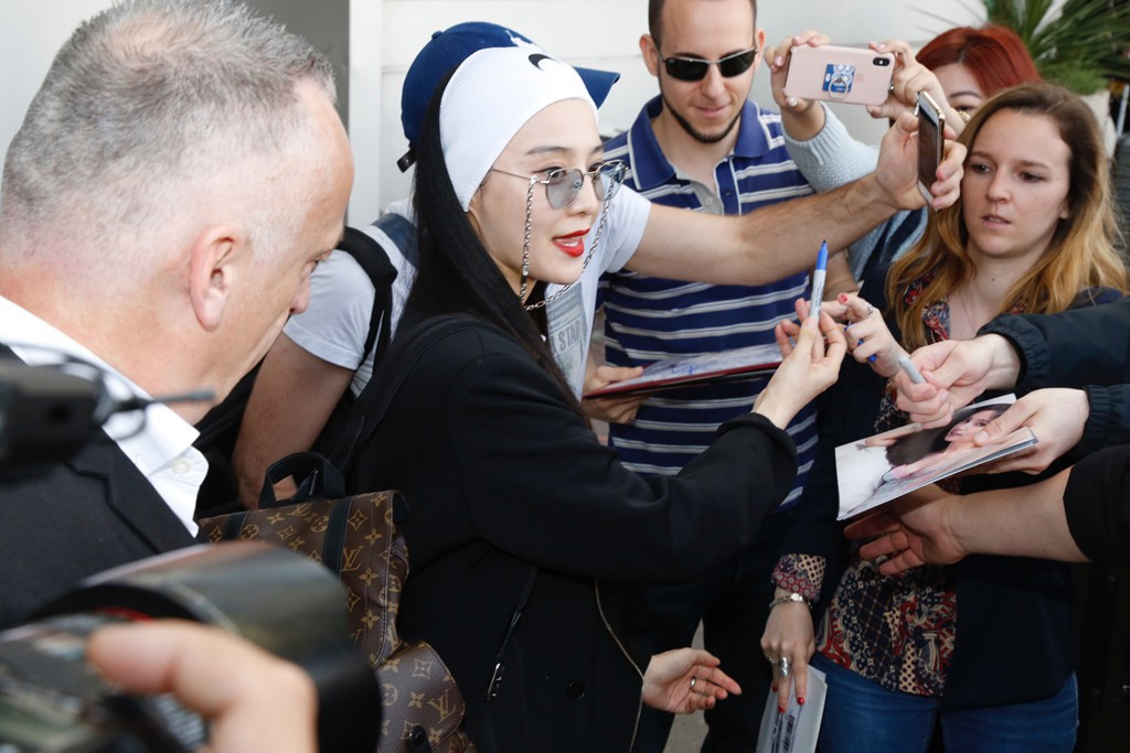 Chiều 8/5, Phạm Băng Băng đã có mặt tại sân bay để bắt đầu hành trình dài ngày tại LHP quốc tế Cannes. Rất nhiều fan quốc tế đã ra tận sân bay để đón chờ thần tượng và xin chữ ký của cô. Tuy nhiên, một fan đưa ảnh của Lý Băng Băng - minh tinh cùng tên khác họ với Phạm Băng Băng - ra để xin chữ ký người đẹp.