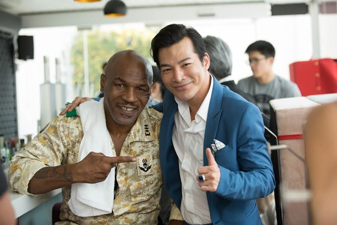 Bảo Sơn thân thiết bên bạn diễn Mike Tyson trong hậu trường phim.