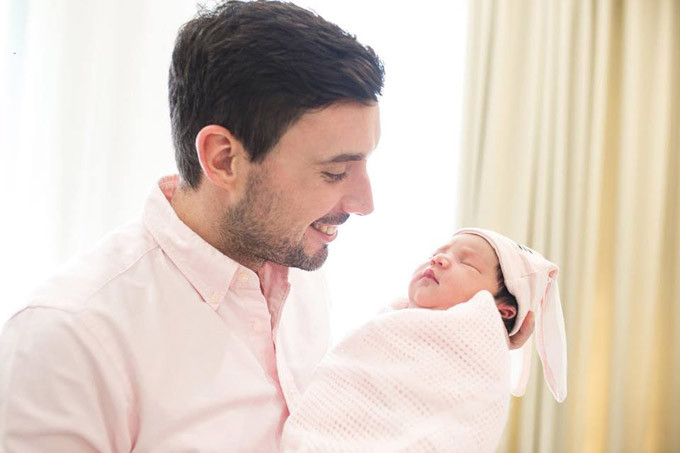 Ông xã Hà Anh viết cho con gái yêu bé bỏng mới chào đời: "Myla Vũ, cô gái xinh đẹp của bố. Con được sinh ra ở Việt Nam, quê hương thứ hai của bố. Con mang trong mình một phần con gái Anh quốc và con sẽ sớm gặp gia đình, bạn bè của con. Bố có rất nhiều điều muốn cho con thấy, muốn nói với con về cuộc đời bố trước khi gặp mẹ con. Từ bây giờ con sẽ lớn lên bên gia đình, bạn bè ở Việt Nam, một đất nước tuyệt đẹp mà bố được chào đón và có gia đình riêng của mình".