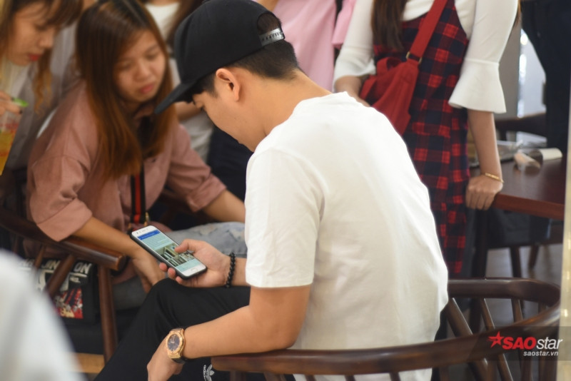 Theo đó, nam danh hài không khỏi thất vọng trước hành động của Hoa khôi Đồng bằng sông Cửu Long, ánh mắt đau buồn hiện rõ lên gương mặt của “Mười Khó”.