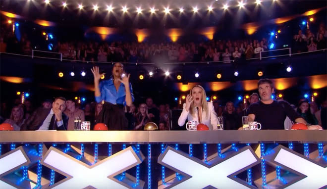 Biểu cảm của 4 vị giám khảo ngồi trên ghế nóng khi xem anh em nhà họ Giang biểu diễn.