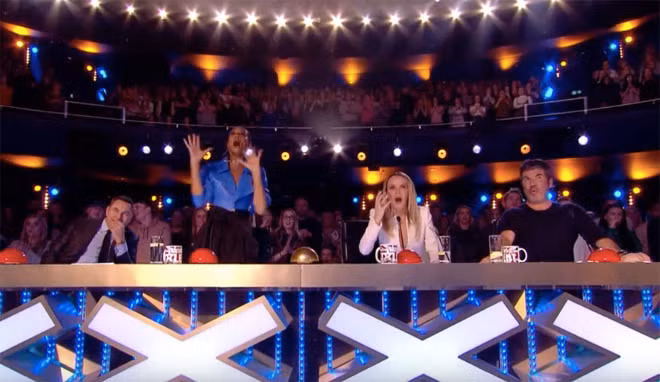 Biểu cảm của 4 vị giám khảo ngồi trên ghế nóng khi xem anh em nhà họ Giang biểu diễn.