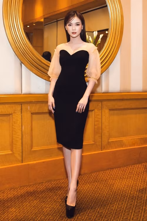 Nữ diễn viên cũng tiết lộ thêm đã 2-3 năm rồi cô mới yêu trở lại. “2-3 năm qua, tôi cũng khá bận, có những anh chàng vệ tinh xung quanh nhưng thề là tôi không có thời gian để tìm hiểu và yêu đương. Nhưng đến khi gặp anh chàng này, tôi đã bị đổ hoàn toàn. Dù bên cạnh anh ấy không quá vui nhưng tôi cảm thấy hạnh phúc” - Sam tâm sự.