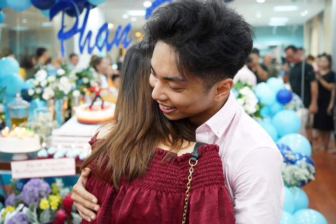 Kém vợ 12 tuổi nhưng Phan Hiển luôn chứng tỏ mình là người chồng, người cha tận tâm, yêu thương gia đình hết mực.