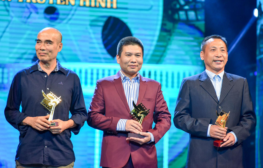 Đạo diễn và quay phim Thương nhớ ở ai nhận giải Cánh diều vàng. Đạo diễn Lưu Trọng Ninh cảm ơn ê-kíp đã rong ruổi cùng anh qua 7 tỉnh trên khắp đất nước để hoàn thành bộ phim. Ảnh: Việt Hùng.