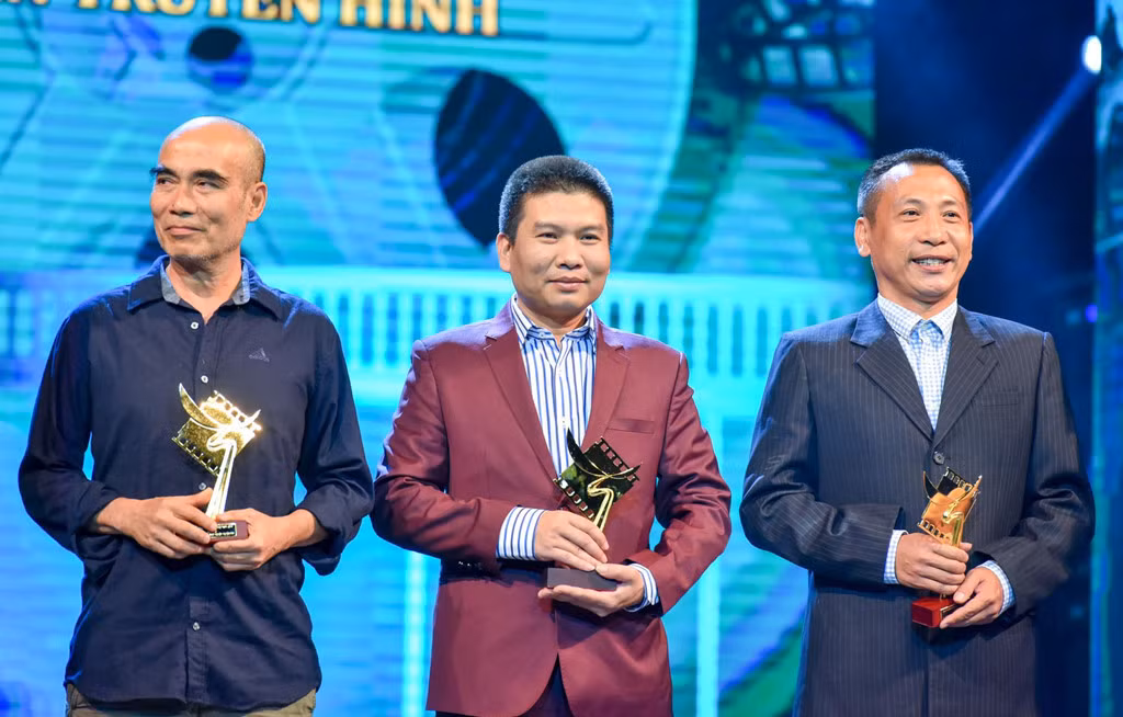 Đạo diễn và quay phim Thương nhớ ở ai nhận giải Cánh diều vàng. Đạo diễn Lưu Trọng Ninh cảm ơn ê-kíp đã rong ruổi cùng anh qua 7 tỉnh trên khắp đất nước để hoàn thành bộ phim. Ảnh: Việt Hùng.