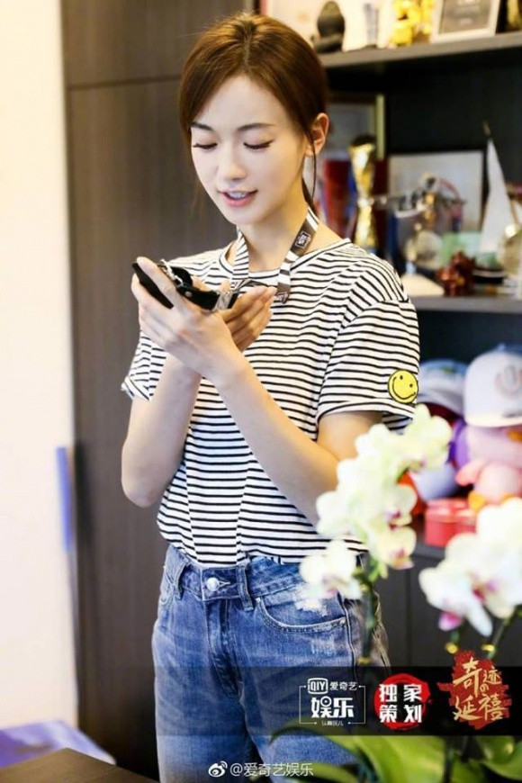 Tuy nhiên có thể thấy rất rõ mắt của Ngô Cẩn Ngôn bị sưng. Không hiểu do làm việc nhiều hay vì ảnh hưởng của scandal “chảnh chỏe” mới xảy ra cách đây vài ngày mà Cẩn Ngôn không giấu nổi sự mệt mỏi trong đôi mắt mình.