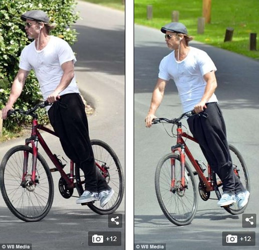 Diễn viên 54 tuổi mặc áo phông trắng phối cùng quần thể thao, khoe cơ bắp cuồn cuộn khi đạp xe dạo phố.