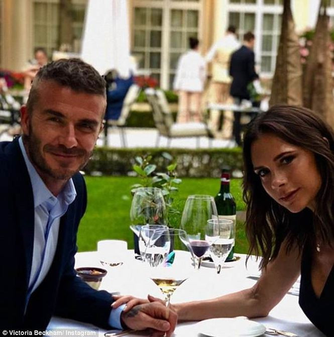 Ông bà Becks nắm tay nhau tình tứ trong bữa tối lãng mạn. Trên trang cá nhân, Victoria Beckham bày tỏ: "19 năm!!! Em yêu anh rất nhiều!".