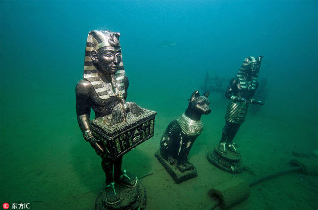 2. Bảo tàng dưới nước Nếu du khách thích khám phá dưới nước, bảo tàng dưới đáy hồ Grublsee ở Áo là sự lựa chọn lý tưởng. Nơi đây trưng bày các bản sao của các hiện vật cổ đại như Chúa Giê-su, các tượng Pharaon, súng thần công,...