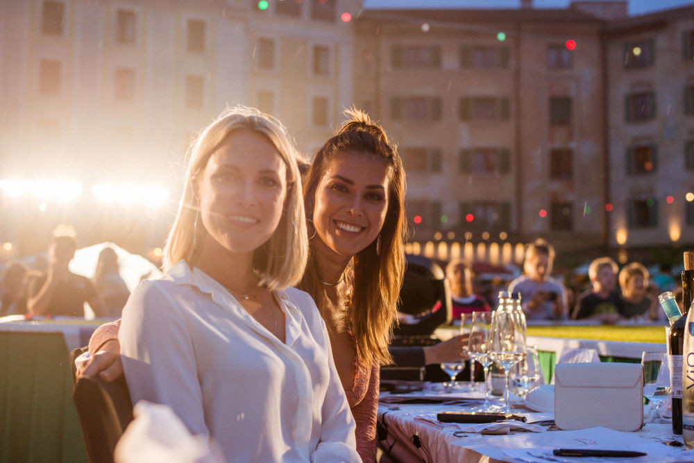 Các khán giả của cuộc thi nhan sắc bóng đá cũng rất xinh đẹp.