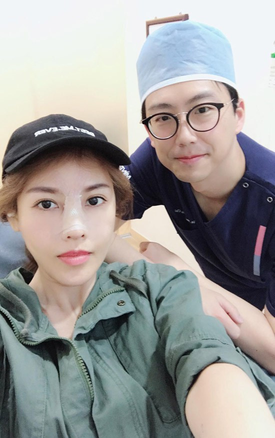 Cô không ngại chụp ảnh cùng bác sĩ Hàn Quốc.