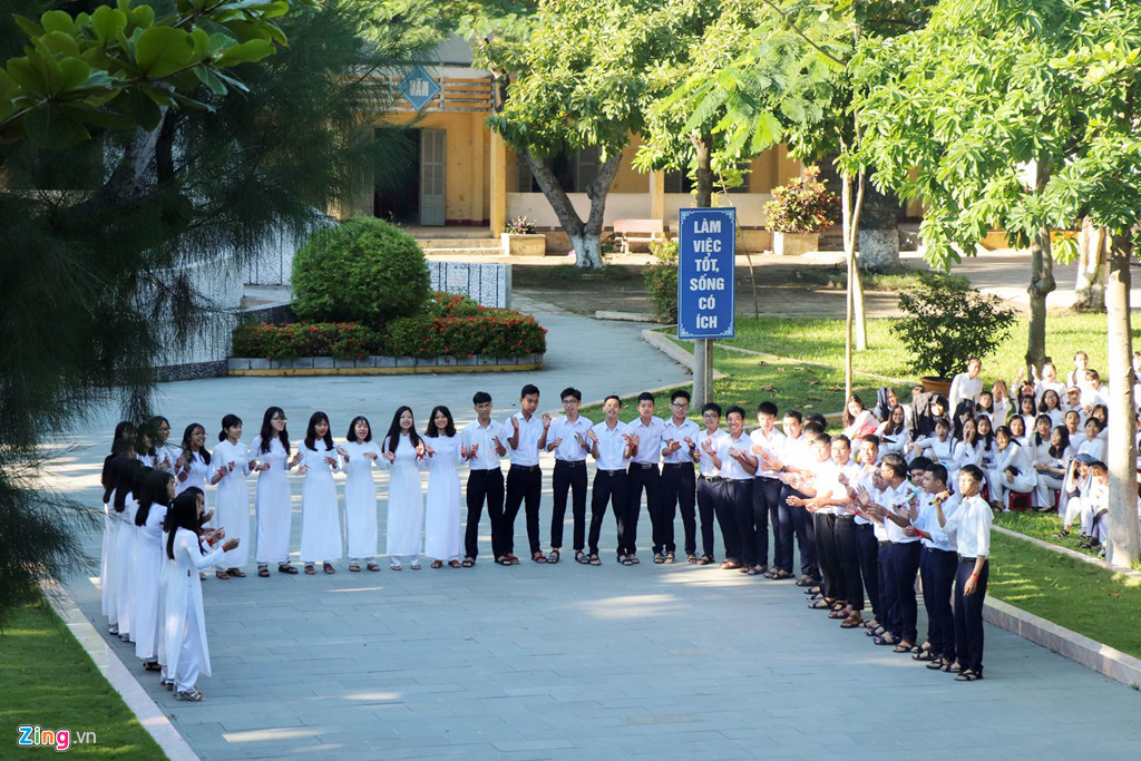 Tiết mục văn nghệ chào mừng hoa hậu về thăm trường. Hiện tại, lứa học sinh của Tiểu Vy. Đã biết đến Trần Tiểu Vy qua mạng xã hội từ khi cô tham gia cuộc thi nên các học sinh đều rất háo hức khi đón hoa hậu của quê hương về thăm trường.