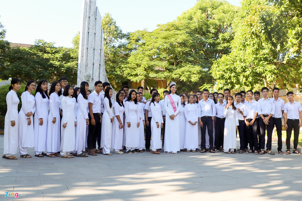 Hoa hậu Trần Tiểu Vy đứng cùng các em học sinh được trao học bổng. Khi còn đi học, cô thừa nhận mình chưa có thành tích tốt, thầy cô cũng đánh giá học lực Tiểu Vy chỉ "trung bình khá". Nhưng bên cạnh đó, hoa hậu nhiệt tình tham gia các hoạt động văn nghệ của trường lớp, được đánh giá cao về tinh thần tập thể.