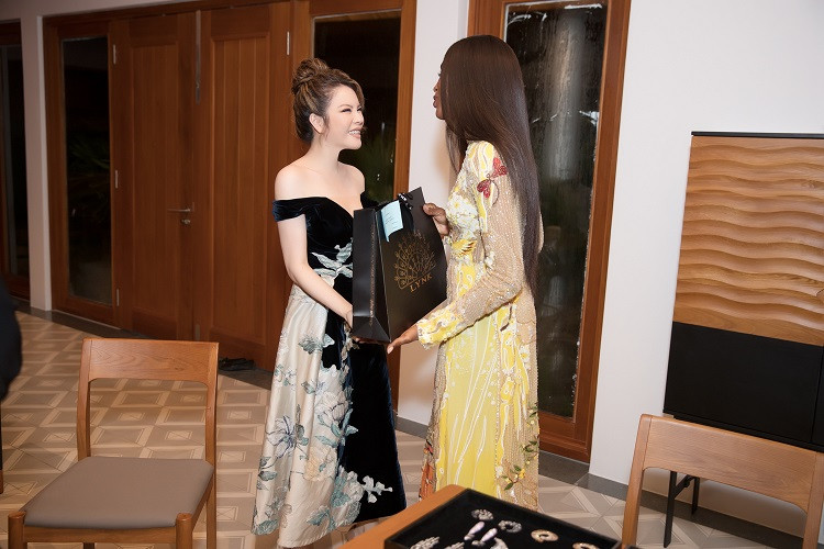 Cựu Đại sứ du lịch cho biết, Naomi Campbell đến Việt Nam vì công việc riêng nhưng đã dành nhiều thời gian tham quan các địa điểm nổi tiếng: Đà Nẵng, Hội An, Huế, Cần Thơ trước khi dự sự kiện này.