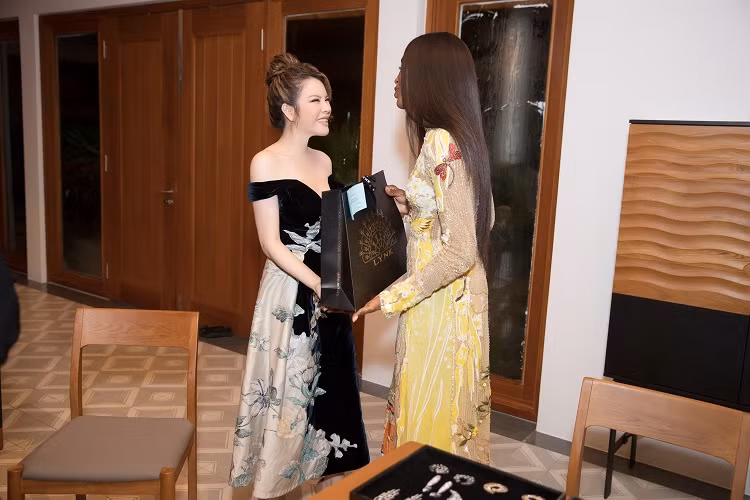 Cựu Đại sứ du lịch cho biết, Naomi Campbell đến Việt Nam vì công việc riêng nhưng đã dành nhiều thời gian tham quan các địa điểm nổi tiếng: Đà Nẵng, Hội An, Huế, Cần Thơ trước khi dự sự kiện này.