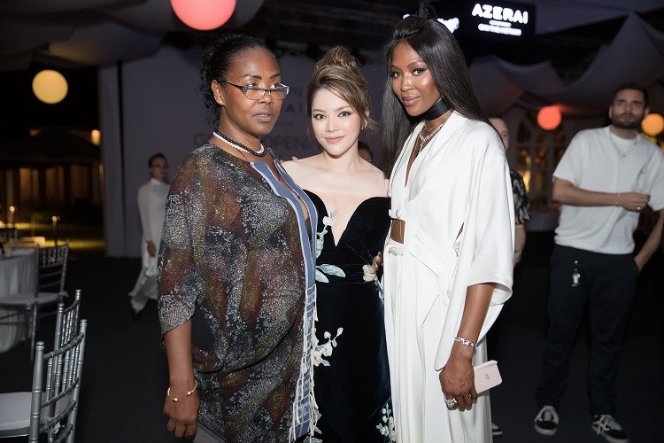 Gần đây, hình ảnh Naomi Campbell ở Việt Nam được nhiều người chia sẻ trên các diễn đàn. Cô mặc đơn giản, đội nón lá khi đi chợ nổi, chụp ảnh người dân bên ghe đựng chôm chôm, măng cụt, thăm trường học...