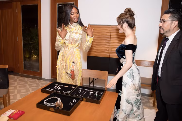 Cả hai hoàn chỉnh set đồ bằng trang sức kim cương.