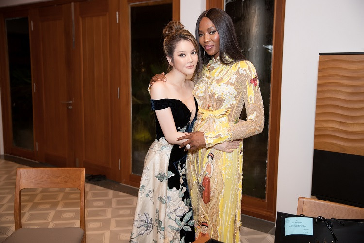 Lý Nhã Kỳ và siêu mẫu da màu gặp nhau tại Liên hoan phim Cannes 2018 vừa qua và nhanh chóng trở nên thân thiết. Nữ siêu mẫu hứa hẹn sẽ trở lại Việt Nam và nhờ Lý Nhã Kỳ đưa đi khám phá TPHCM.