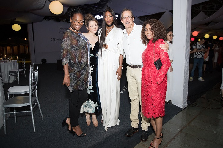 Tối qua cả "báo đen" Naomi Campbell và Lý Nhã Kỳ đều góp mặt trong một sự kiện tại Cần Thơ. Naomi Campbell chọn váy trắng cắt eo quyến rũ, Lý Nhã Kỳ lại diện một thiết kế xẻ sâu tinh tế của Hoàng Hải.