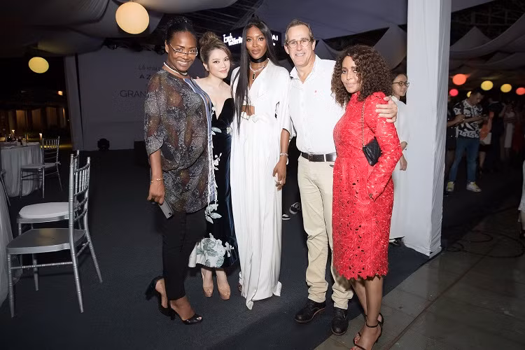 Tối qua cả "báo đen" Naomi Campbell và Lý Nhã Kỳ đều góp mặt trong một sự kiện tại Cần Thơ. Naomi Campbell chọn váy trắng cắt eo quyến rũ, Lý Nhã Kỳ lại diện một thiết kế xẻ sâu tinh tế của Hoàng Hải.