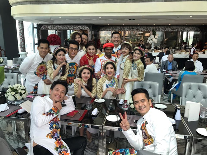 Nguyệt Ánh và chú rể người Ấn Độ bên dàn phù dâu, phù rể trong lễ ăn hỏi. Ảnh: FBNV.