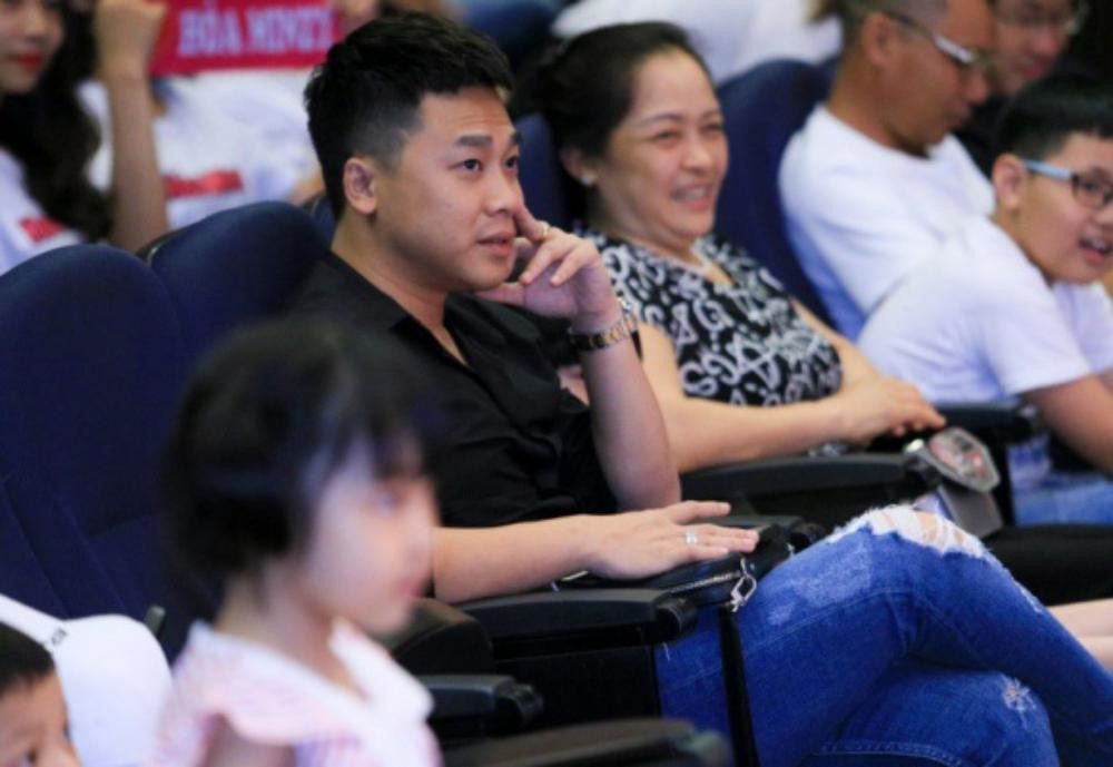 Bạn trai Hòa Minzy chăm chú theo dõi người yêu trong buổi offline tại Hà Nội.