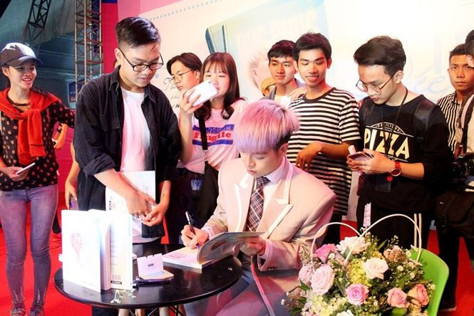 Đức Phúc ký tặng sách cho bạn đọc.