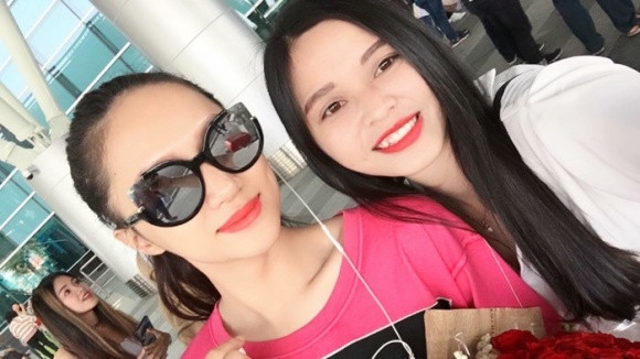 Cô hào hứng lưu lại những khoảnh khắc kỷ niệm với fans.