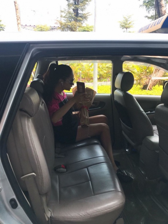 Sau đó, Hoa hậu chuyển giới Hương Giang nhanh chóng di chuyển lên xe về khách sạn.