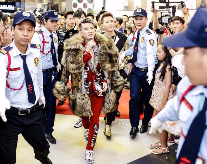 Nam ca sĩ cho biết, tuy đã U50 và tên tuổi gắn liền với dòng nhạc Bolero, nhưng anh tự tin khi lấn sân hát nhạc trẻ vẫn sẽ gây sức hút, không thua kém bất kỳ nghệ sĩ trẻ nào.