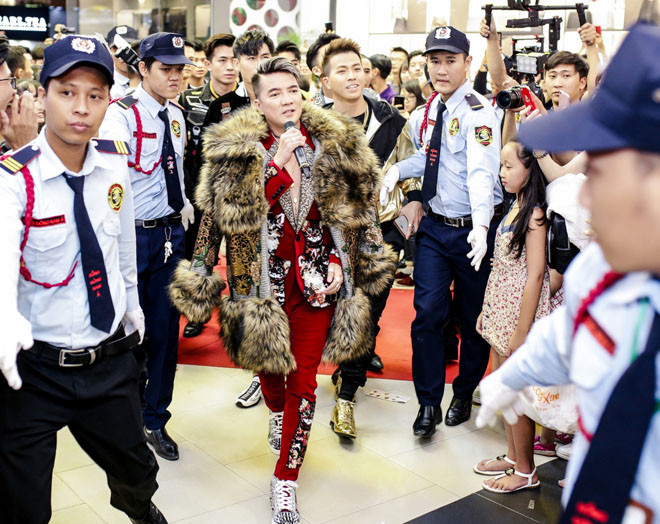 Nam ca sĩ cho biết, tuy đã U50 và tên tuổi gắn liền với dòng nhạc Bolero, nhưng anh tự tin khi lấn sân hát nhạc trẻ vẫn sẽ gây sức hút, không thua kém bất kỳ nghệ sĩ trẻ nào.